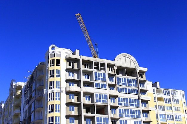 gratte-ciel moderne sur le fond de ciel bleu