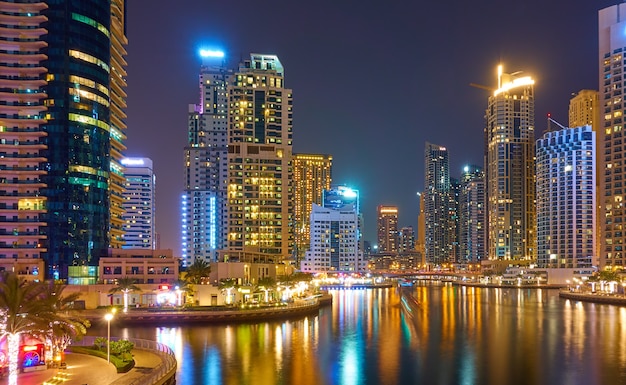 Gratte-ciel modernes de la marina de Dubaï la nuit et ses reflets dans l'eau, Émirats Arabes Unis