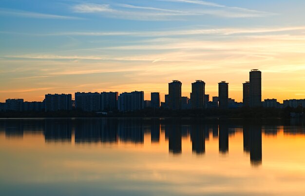 Gratte-ciel modernes rencontrant le fond des rayons de lumière du coucher du soleil