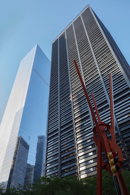 Gratte-ciel avec monument rouge abstrait contemporain à new york