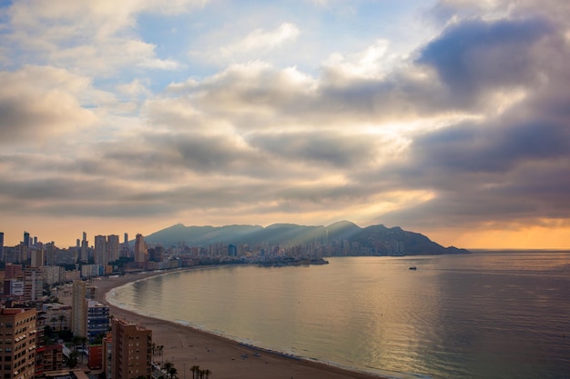 Gratte-ciel et nuages lourds dans le Benidorm