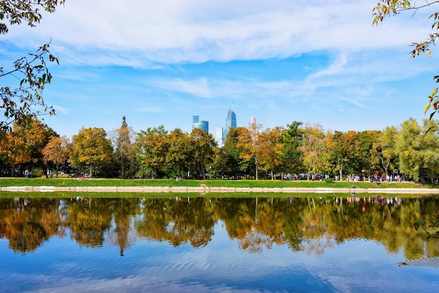 Photo gratte-ciel et parc de ville de moscou à l'étang de novodievitchi à moscou, en russie