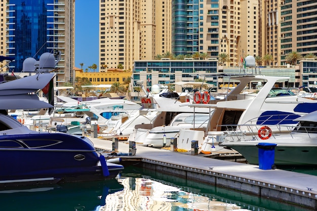 Gratte-ciel Et Port De La Marina De Dubaï à Dubaï, émirats Arabes Unis