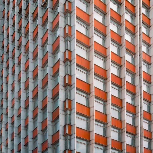 Gratte-ciel rouge moderniste avec des stores solaires verticaux appliqués à la façade extérieure améliorant les performances thermiques Histoire de l'architecture Union soviétique URSS historique