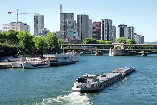 Gratte-ciel et Seine à Paris, France