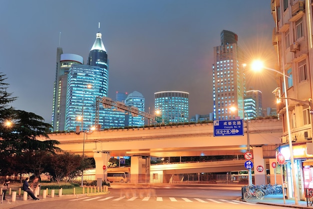 Gratte-ciel urbains et rue à Shanghai la nuit