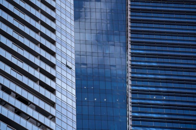 Gratte-ciel en verre dans les rues de Singapour Office windows background closeup