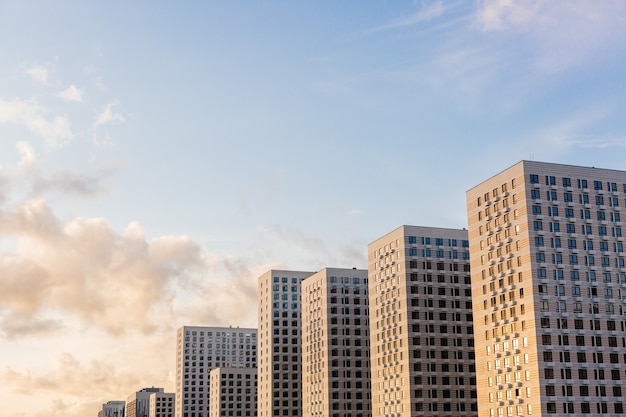 gratte-ciel de la ville nouveaux bâtiments sur un ciel coucher de soleil