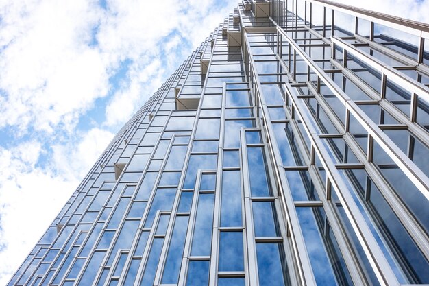 Gratte-ciel d'une vue en contre-plongée dans la ville moderne de taïwan