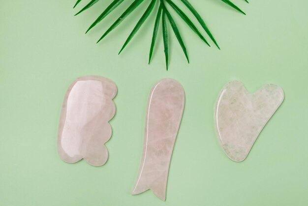 Grattoirs de Gua Sha de jade rose de Massage cosmétique de gros plan pour le Spa de soin de peau de visage et de corps