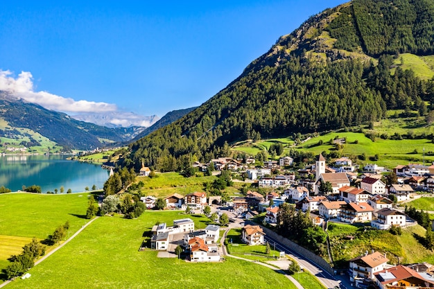 Graun im Vinschgau, une ville sur le lac Reschen dans le Tyrol du Sud, Alpes italiennes