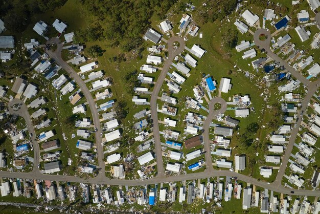 Gravement endommagé par l'ouragan Ian, des maisons dans une zone résidentielle de maisons mobiles en Floride Conséquences d'une catastrophe naturelle