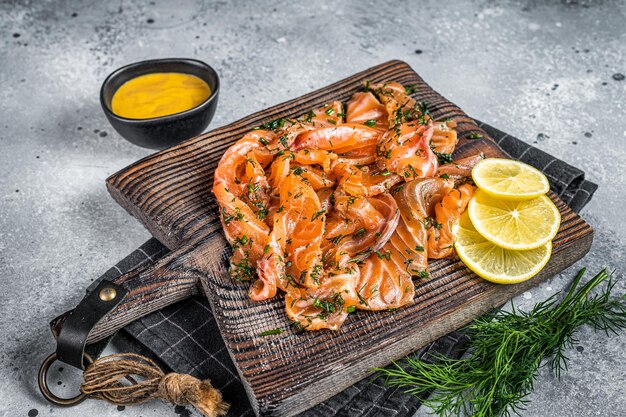 Gravlax Filet de saumon fumé à l'aneth sel et papper lox Fond gris Vue de dessus