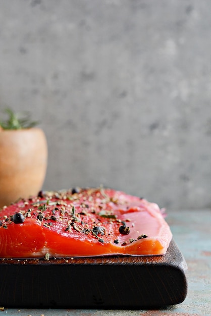 Gravlax saumon épicé à la betterave scandinave sur le plateau