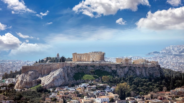 Photo grèce acropole d'athènes et temple du parthénon point de repère ruines anciennes vues depuis la colline de lycabettus