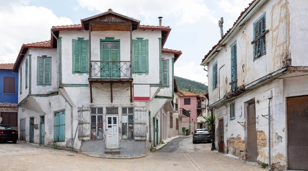 Photo grèce arnaia chalkidiki façade d'un immeuble à deux étages avec un balcon couvert