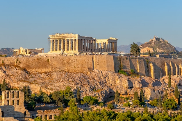 Grèce. Athènes. Matin d'été ensoleillé. Vue depuis la hauteur de l'Acropole. Beaucoup de touristes