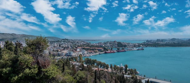 Grèce Chalkida ville à Evia Vue rapprochée du port du bâtiment du château fond de ciel nuageux