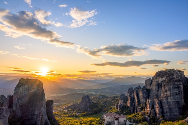 Grèce. Coucher de soleil d'été à Meteora. Monastère sur les rochers, classé par l'UNESCO