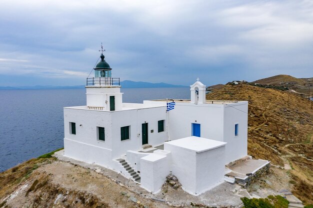 Grèce île de Kea Tzia Phare sur un cap rocheux ciel fond de mer