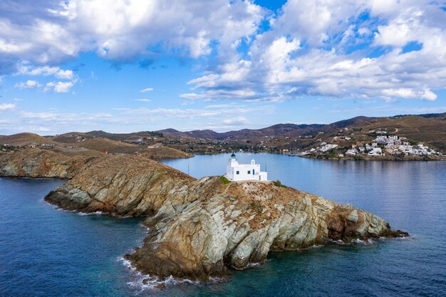 Photo grèce île de kea tzia phare sur un cap rocheux ciel fond de mer