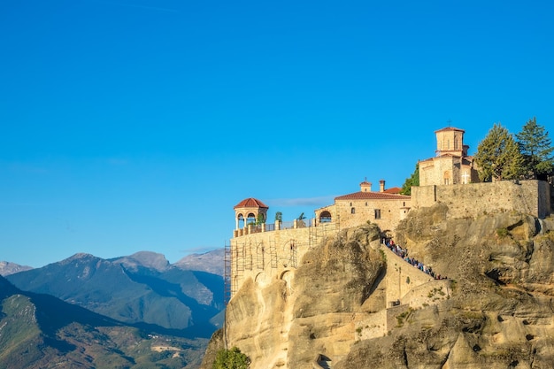 Grèce Journée d'été claire à Meteora Arbor et monastère rocheux aux toits rouges sur fond de vallée de montagne