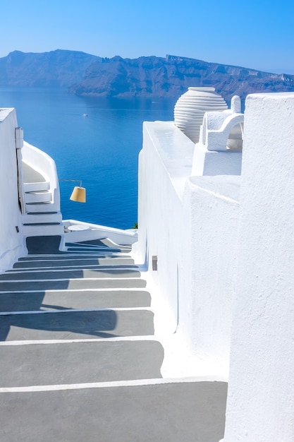 Grèce. Journée d'été ensoleillée sur l'île de Santorin. Escalier blanc traditionnel avec marches grises donnant sur la mer