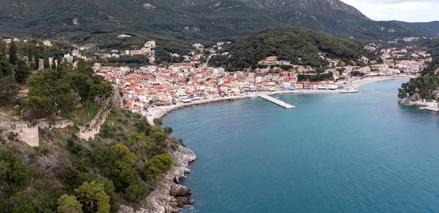 Grèce Parga Épire Drone aérien vue sur la ville côtière ionienne bâtiment traditionnel nature background