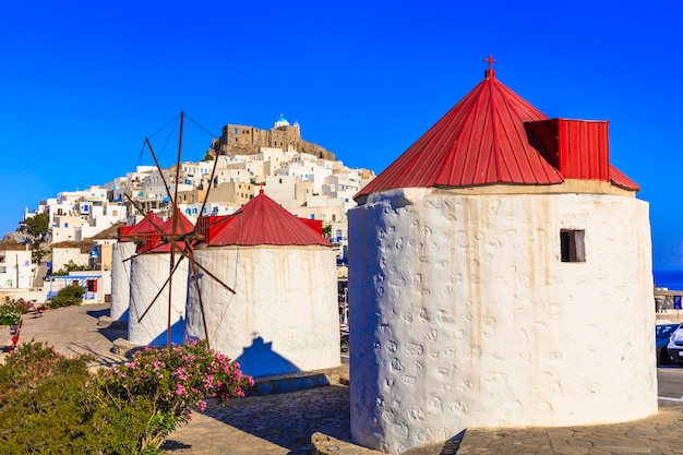 Grèce traditionnelle de l'île d'Astypalea vue du village de Chora avec moulins à vent