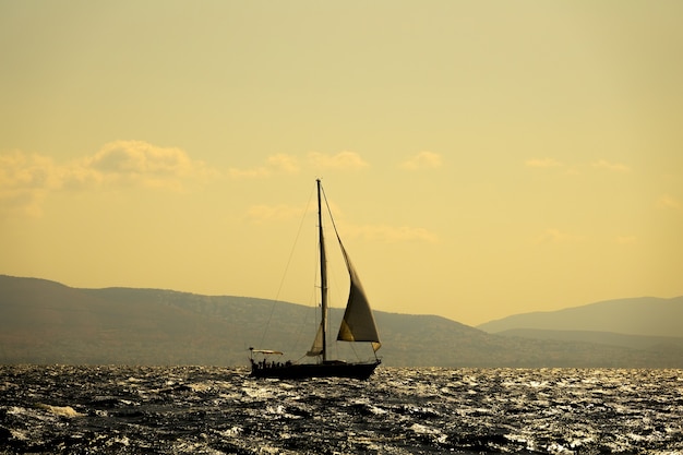 Grèce. Le Yacht Navigue Le Long Du Golfe De Corinthe. Rétroéclairage Lumineux Et Ensoleillé