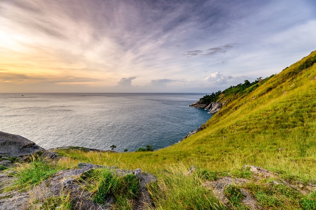 Green hill avec horizon de la mer sur la côte au cap Krating