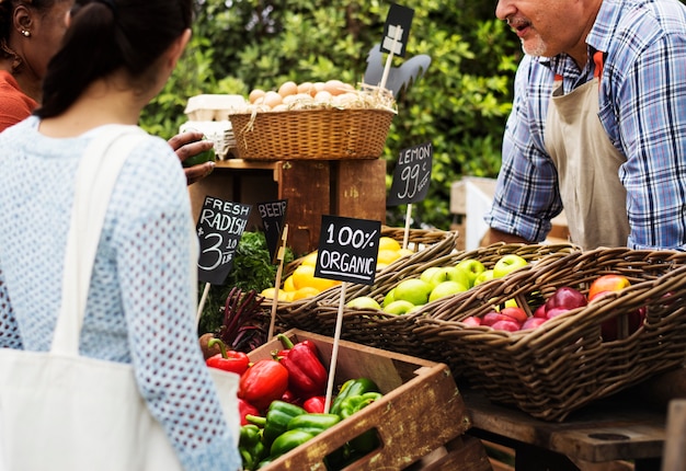 Photo greengrocer prépare des produits agricoles frais