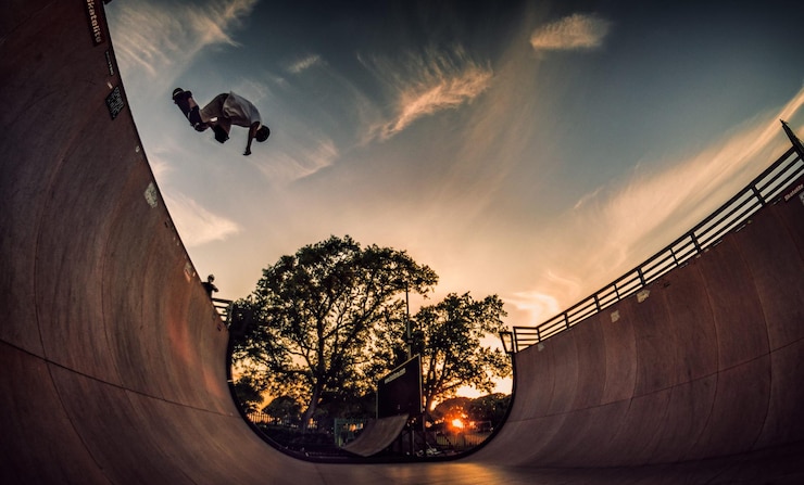 Photo greg nowick patine sur le southsea vert tamp pendant l'heure d'or à southsea portsmouth
