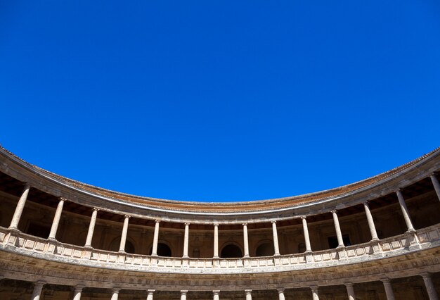 Photo grenade - alhambra. vue inhabituelle du détail du palais carlos v.