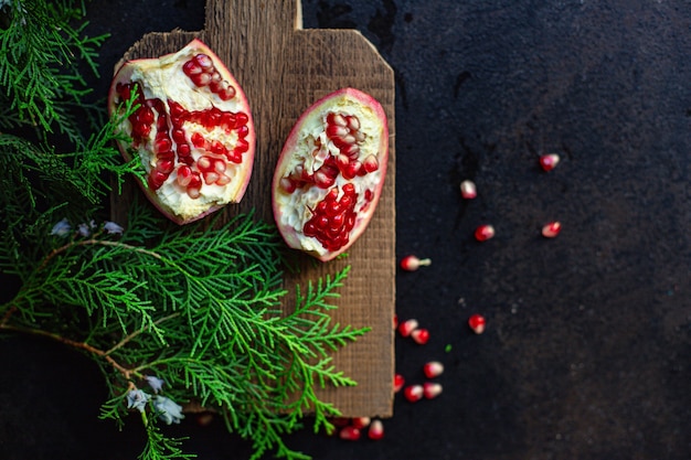 Grenade aux fruits rouges sucrés sur la table