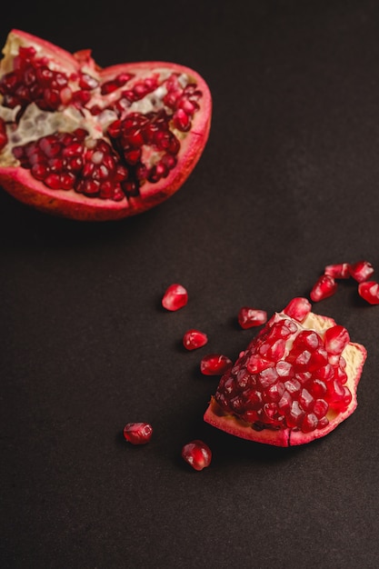 Grenade douce et savoureuse avec des graines rouges