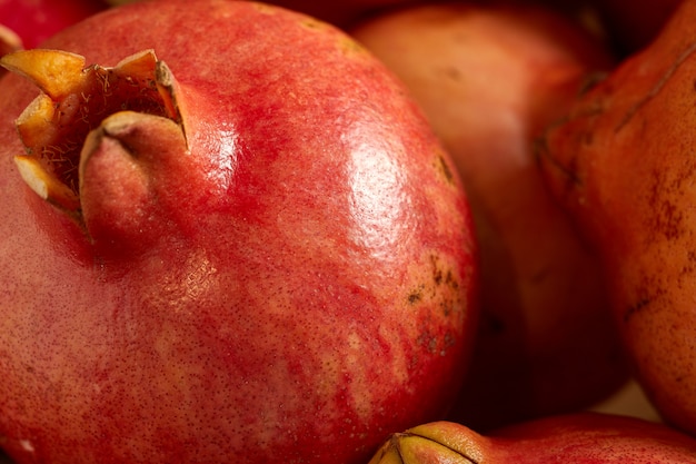 Grenade fraîche sur le marché des aliments biologiques