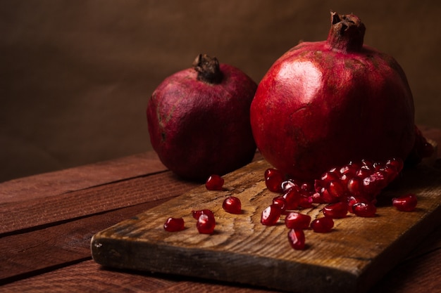 Grenades avec graines sur table en bois