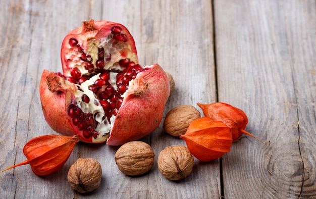 Grenat aux noix sur une surface en bois