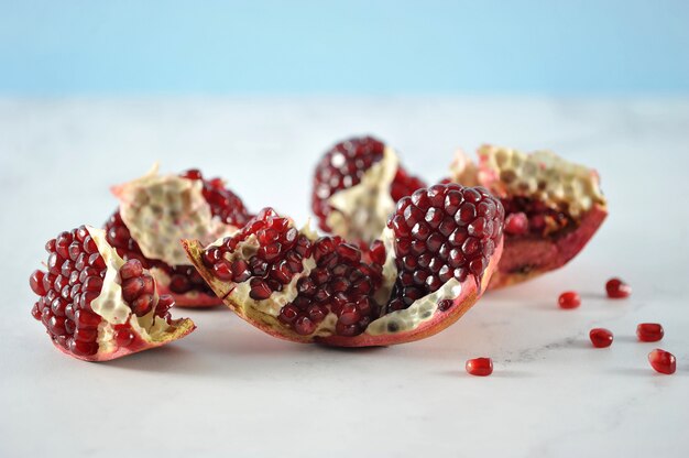 Grenat mûr frais sur une table en marbre