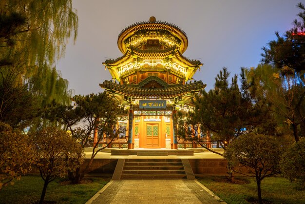 Photo le grenier de vieux bâtiments dans le parc taiyuan yingze la nuit