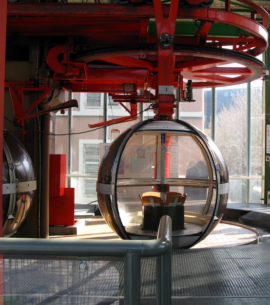 Grenoble. La cabine ronde du funiculaire de la forteresse de la Bastille attend le passager. Appareil funiculaire.