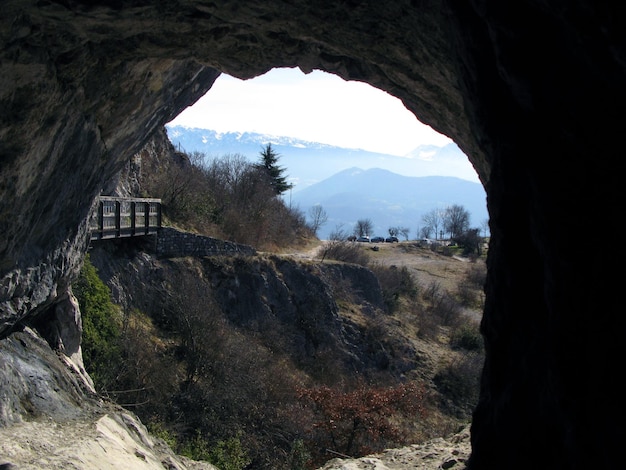 Grenoble, forteresse de la Bastille. Vue de la ville depuis la grotte de Mandrin. Vue depuis la grotte sombre à hauteur vers l'extérieur