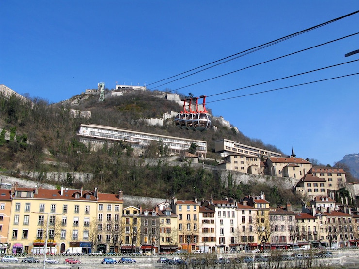 Photo grenoble, vue sur la ville et la chartreuse avec la forteresse de la bastille. le téléphérique passe
