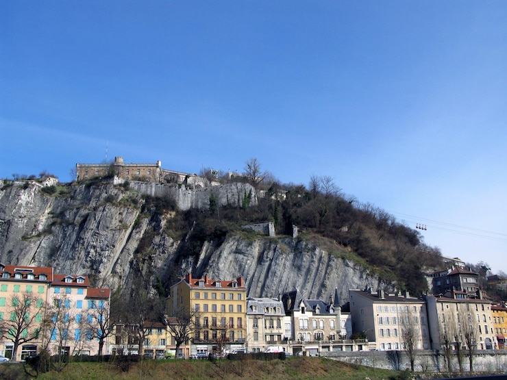 Photo grenoble, vue sur la ville et la chartreuse avec la forteresse de la bastille. le téléphérique va à la forteresse