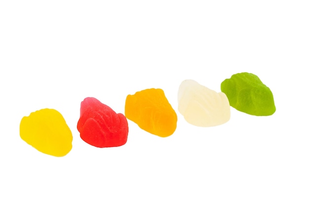 Grenouilles gommeuses multicolores disposées en ligne isolated on white
