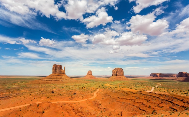 Grès pittoresques, ciel nuageux à Monument Valley