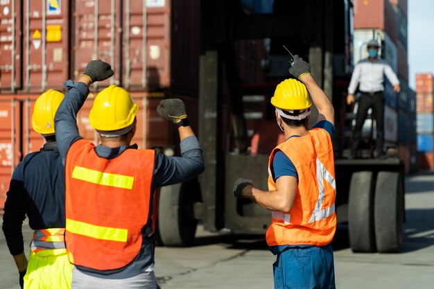 Grève des travailleurs dans la cour à conteneurs.