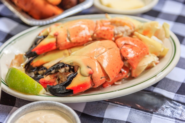 Griffes de crabe avec beurre citronné et moutarde sur une assiette