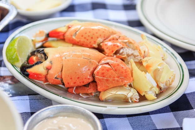 Griffes de crabe avec beurre citronné et moutarde sur une assiette